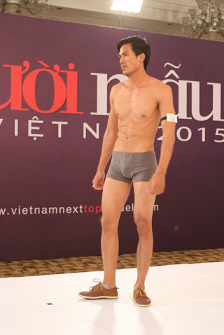 VNTM 2015: Thí sinh nam mặc “nhầm” quần ngủ thi hình thể