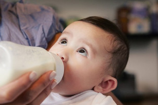 10 mẹo luyện cho bé bú bình “một phát ăn ngay”