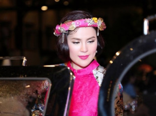 Á hậu 3 con Phương Lê trẻ măng nhờ sắc hồng rực rỡ