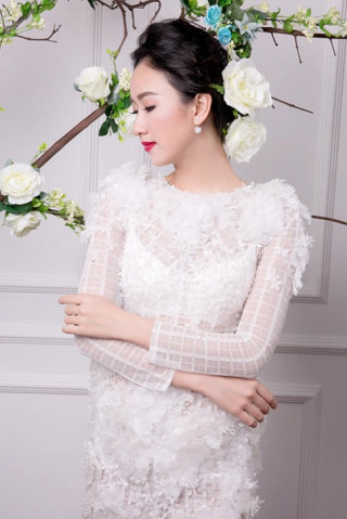 Á hậu Hà Thu đẹp kiêu sa, khoe vòng một thanh tân