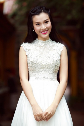 Á hậu Hoàng Oanh đẹp rạng người tuổi xuân