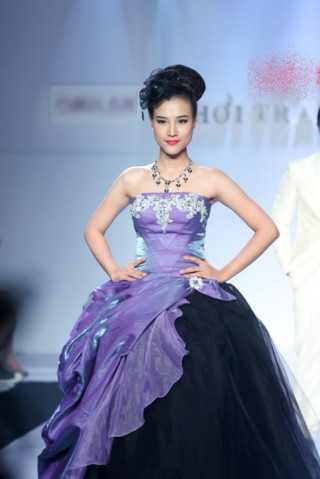 Á hậu Hoàng Oanh tỏa sáng trên sàn catwalk