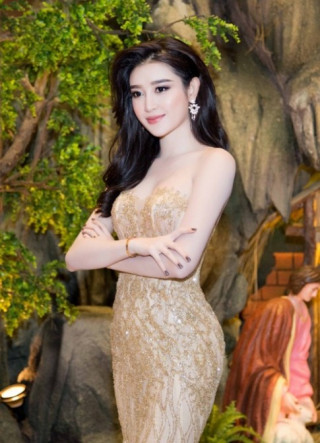 Á hậu Huyền My khoe thềm ngực đẹp như nữ thần