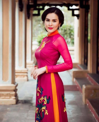 Á hậu Phương Lê sang trọng với áo dài 8-3
