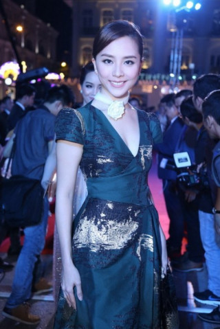 Á hậu Thiên Lý đẹp kiêu kỳ trên thảm đỏ