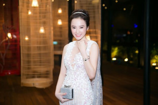 Angela Phương Trinh đẹp như thiên thần với váy mỏng tang