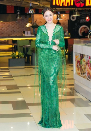 Angela Phương Trinh xẻ trước, hở sau nổi bật trên thảm đỏ