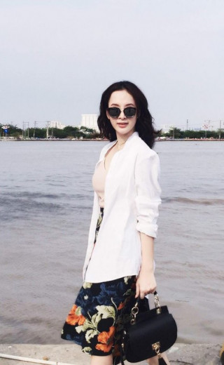 Angela Phương Trinh xinh lung linh dù mặc áo 275 ngàn