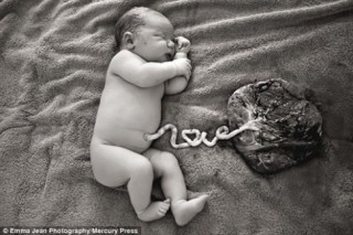 Ảnh bé mới sinh có dây rốn hình chữ LOVE gây sốt mạng