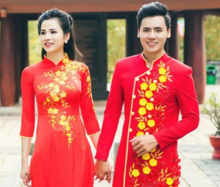 Áo dài đỏ tha thướt cùng chàng đón xuân