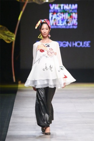 Bà bầu đi catwalk: mốt mới của làng thời trang Việt?