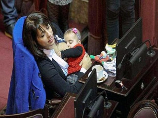 Bà mẹ thản nhiên cho con bú giữa cuộc họp Quốc hội