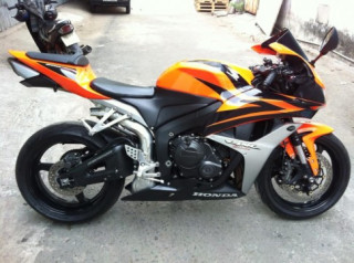 Bao nhiêu cho Honda CBR600 đời 2006-2007 xe còn đẹp, giấy tờ sang tên được?