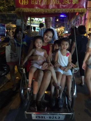 Bầu 7 tháng, Hương Giang vẫn bế con gái ra Hà Nội chơi