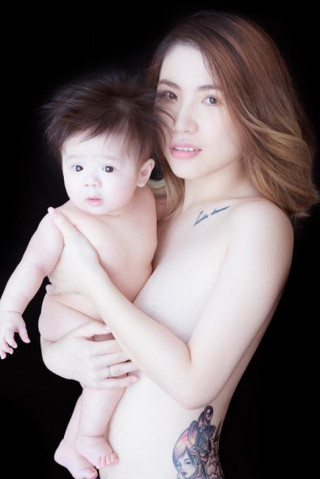 Bộ ảnh bán nude ngọt ngào của mẹ Việt và con trai 5 tháng