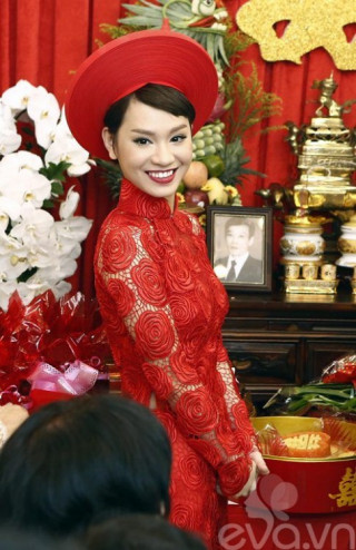 Cận cảnh áo dài cưới tuyệt đẹp của Trà My Idol