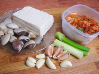 Canh kim chi nấu ngao đậu nóng hổi