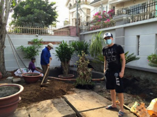 Cao Thái Sơn quần đùi dép lê sửa sang vườn nhà