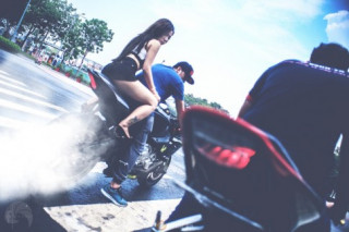 Cặp đôi CBR1000RR và YZF R1 đọ dáng cùng kiều nữ Sài Thành