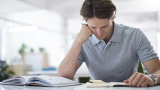 Cha mẹ giàu có thuê người làm bài tập cho con