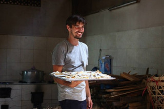 Chàng trai Hà Lan làm bánh pancake tặng trẻ nghèo
