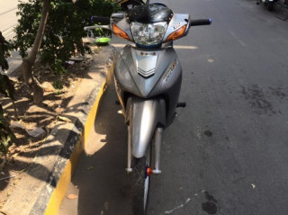 Chỉ là con Wave lớn full kiểng chạy đua theo phong trào