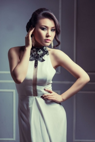 Chọn váy dạ hội sexy và sang trọng cùng mỹ nhân 25 tuổi