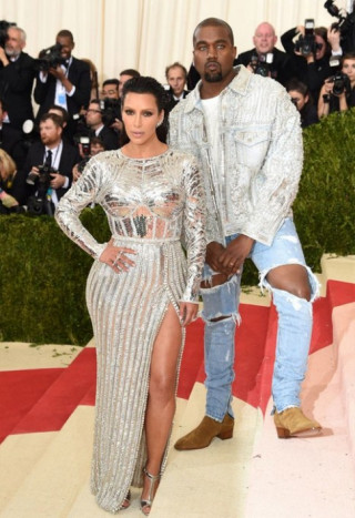 Chồng Kim Kardashian đuổi cổ bảo vệ vì dám tán tỉnh vợ