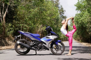 Chùm ảnh cô gái luyện Yoga cùng Exciter 150 trên núi