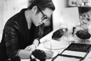 Chung Thanh Phong chi trăm triệu sản xuất phụ kiện cho show diễn