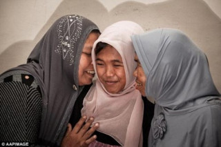 Cô bé Indonesia bị sóng thần cuốn trở về sau 10 năm