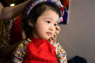 Con gái Jennifer Phạm đáng yêu khi mặc áo dài đôi cùng mẹ