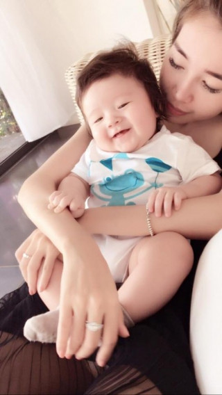 Con trai Elly Trần cười toe toét trong vòng tay mẹ