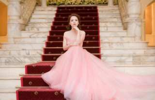 Đan Lê đọ sắc thắm bên Á hậu Thụy Vân