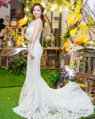 Đan Lê hai con vẫn hút hồn khi làm cô dâu
