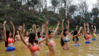 Dàn mỹ nhân diện bikini tập yoga dưới nước lạnh giữa trời đông