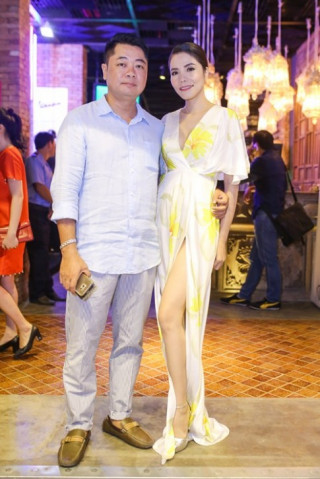 Đăng Khôi và bà xã thân thiết bên vợ chồng Ngô Mai Trang