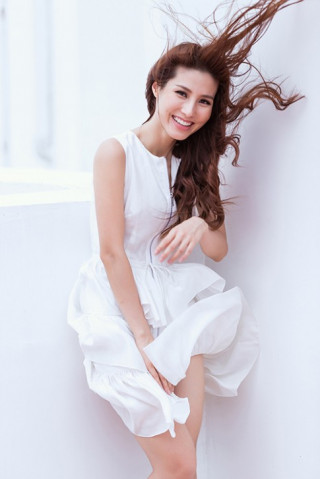 Diễm My 9x thẹn thùng khi bị gió thổi tung váy