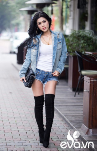 Đinh Phương Ánh khoe vòng 3 ‘bốc lửa’ trên phố