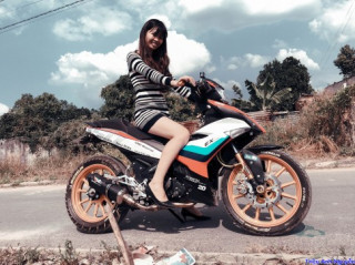 Exciter 150 chụp cùng mẫu nữ dễ thương .