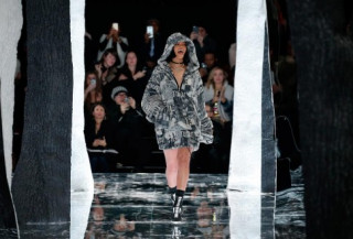 Fan phát cuồng trước các thiết kế của Rihanna tại NYFW