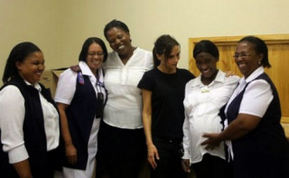 Fan sôi sục vì Victoria Beckham thanh lý đồ cũ