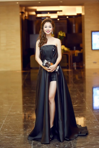 “Gái 2 con” Jennifer Phạm không hề lép vế đàn em