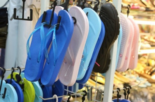 Gặp “người hùng” cứu cánh đôi chân phái đẹp Sài Gòn mùa mưa