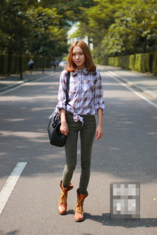 Giữa thu, quyến rũ với chiếc áo sơ mi cũ