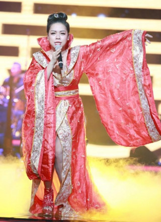Gu thời trang “không giống ai” của Hà Linh