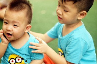 Hai con Đan Lê khoái chí vui đùa dưới ống kính của mẹ