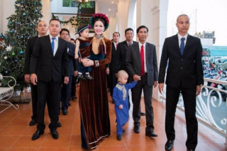 Hoa hậu Bùi Thị Hà và con gái điệu đà với áo dài đôi