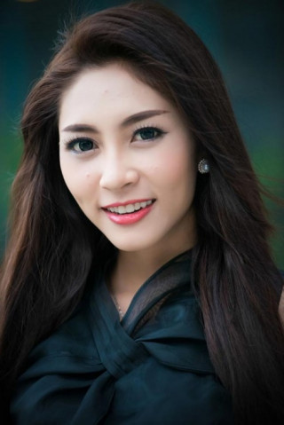 Hoa hậu Đặng Thu Thảo quyến rũ với tóc xoăn xù