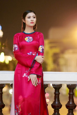 Hoa hậu Ngọc Hân đẹp nhất khi mặc áo dài